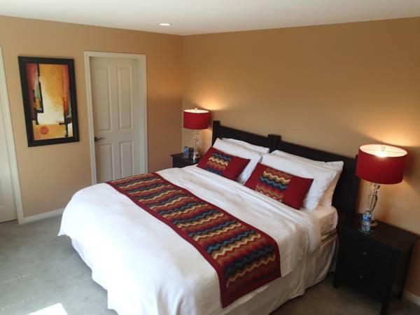 Ein Bett oder Betten in einem Zimmer der Unterkunft A View of the Lake B & B