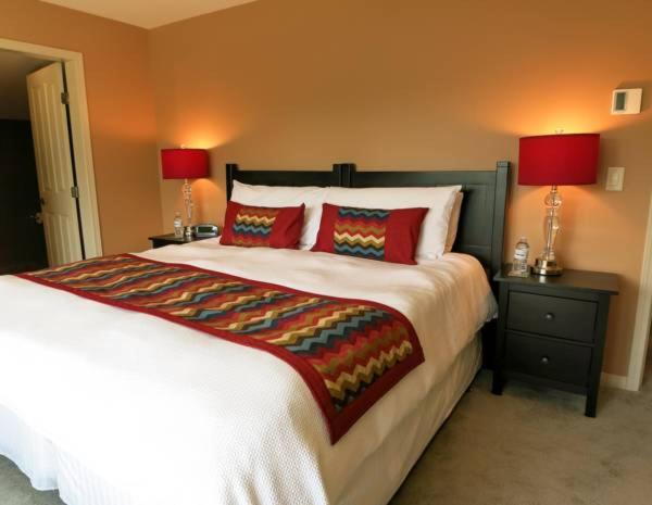 Ein Bett oder Betten in einem Zimmer der Unterkunft A View of the Lake B & B