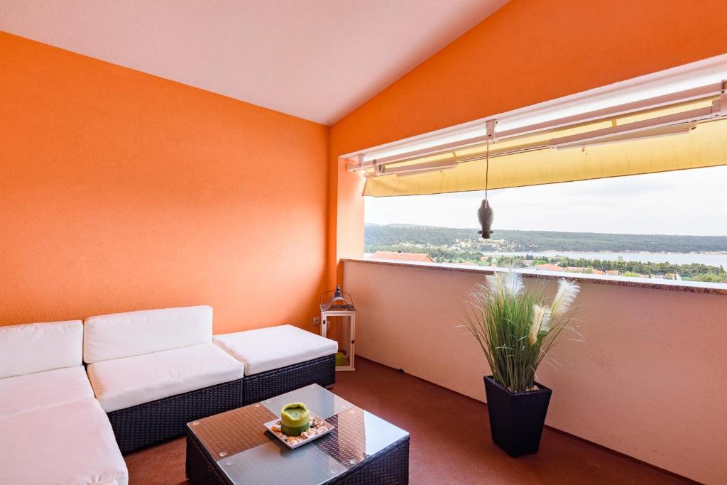 un soggiorno con divano e finestra di Studio Apartment Maslina a Gornji Karin (Carino)
