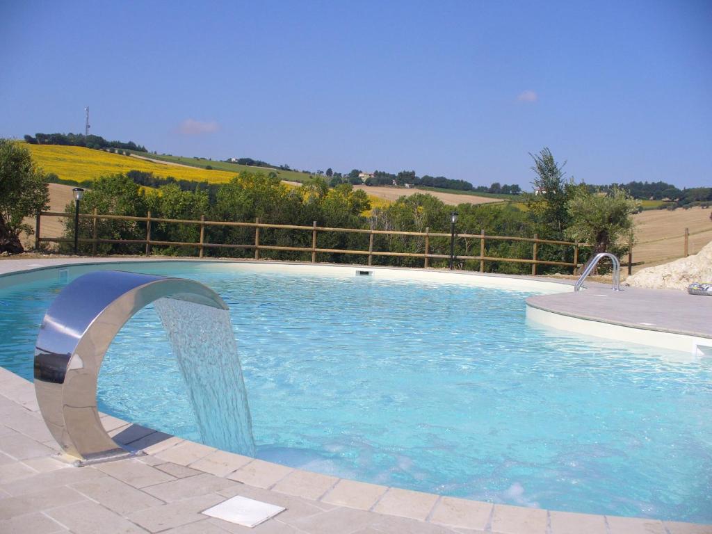 basen z metalowym przedmiotem w środku w obiekcie Country House Sant'Angelo w mieście Senigallia