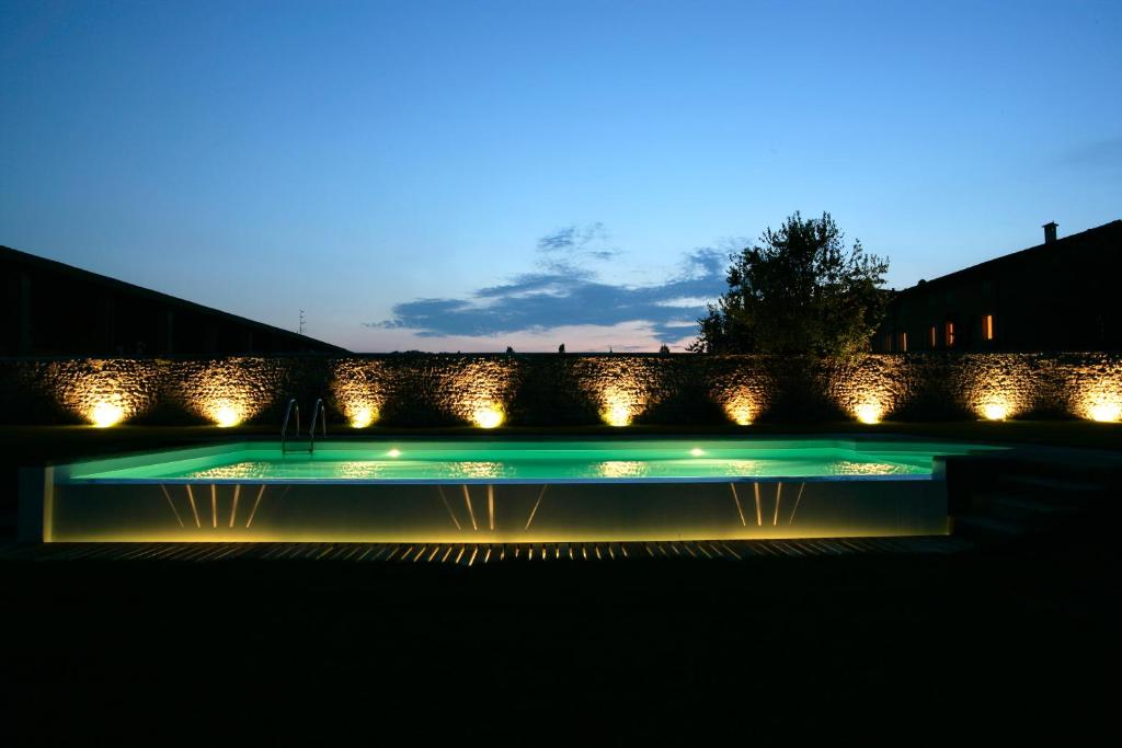Bazén v ubytování Relais Corte Guastalla Apartments nebo v jeho okolí