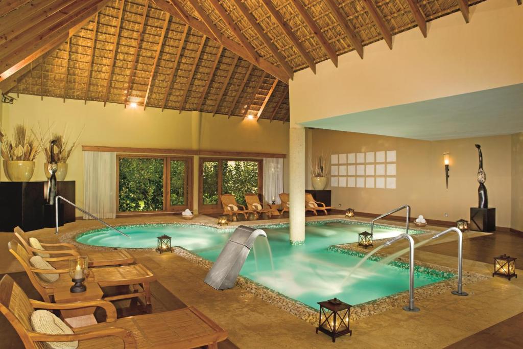 Bazén v ubytování Zoetry Agua Punta Cana - All Inclusive nebo v jeho okolí