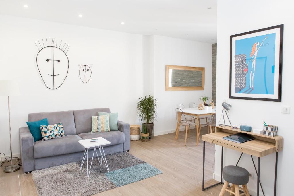 un salon avec un canapé et une table dans l'établissement Cannes Le Chabaud, à Cannes