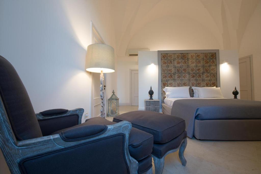 - une chambre avec un lit, un canapé et une chaise dans l'établissement Villa Starace - Appartamento Romantico, à Sannicola