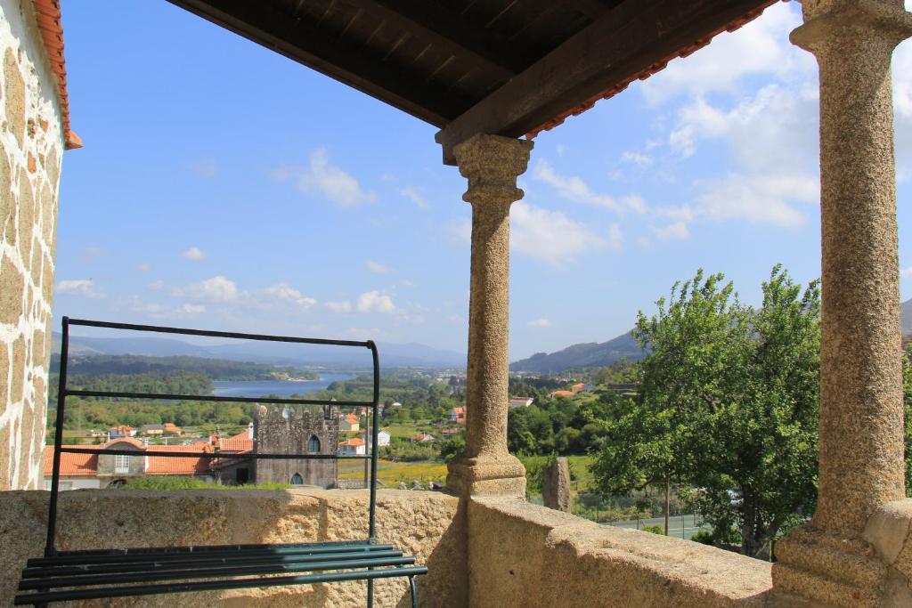 uma vista a partir da varanda de um castelo em Casas da Loureira - Casa do Pote em Vila Nova de Cerveira