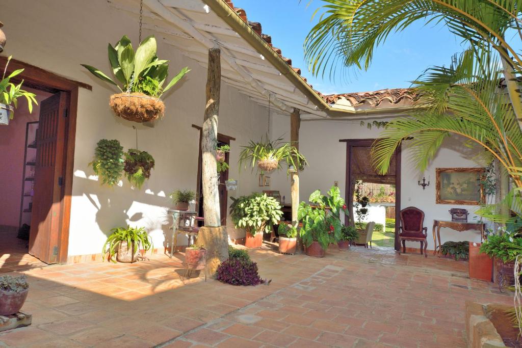 a courtyard with potted plants in a house at Hotel Casa Palosanto in Zapatoca