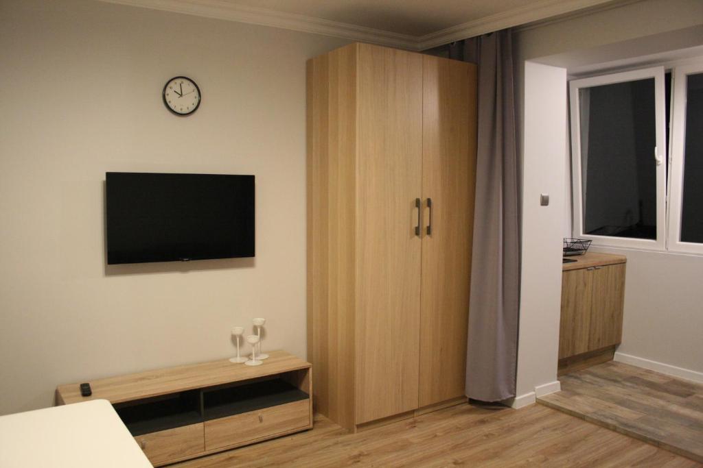 Televízia a/alebo spoločenská miestnosť v ubytovaní Apartamenty Old Town Mniszki
