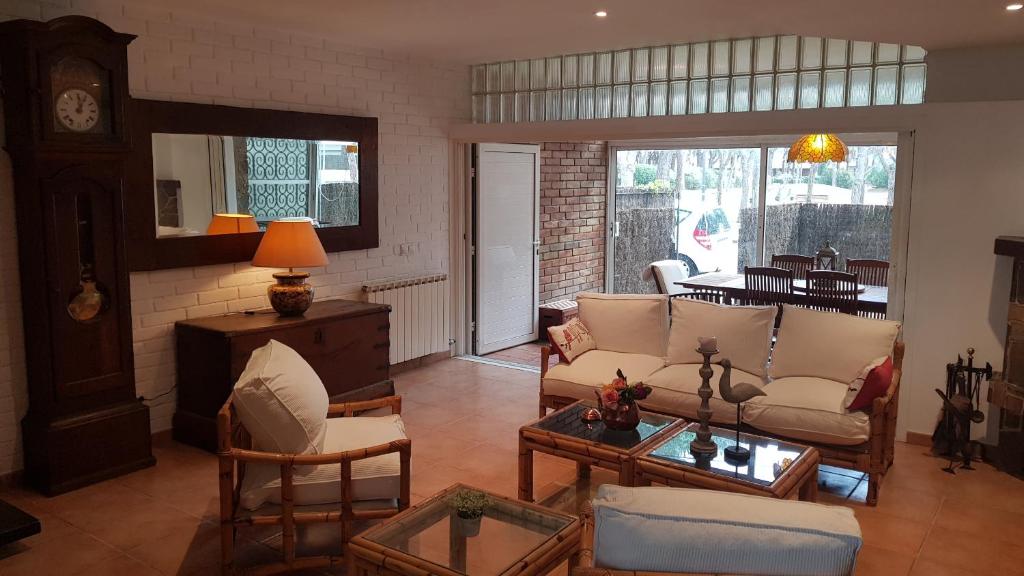 プラヤ・デアロにあるVILLAS COSETTE - Villa Trianaのリビングルーム(ソファ、テーブル付)