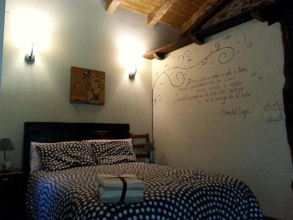 Postel nebo postele na pokoji v ubytování CASA RURAL Calma del Lago