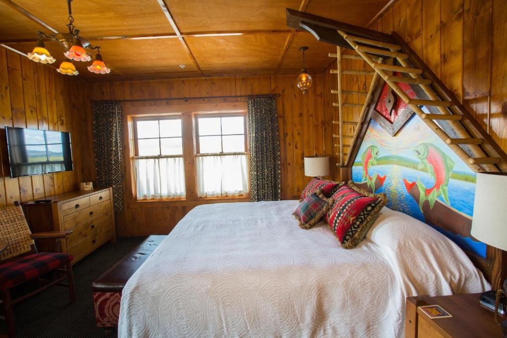 McMenamins Kalama Harbor Lodge - King Room Parcial River View