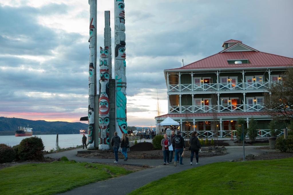 pessoas a caminhar em frente a um edifício com um grande foguete em McMenamins Kalama Harbor Lodge em Kalama