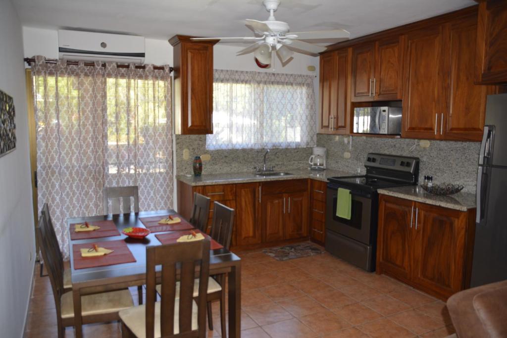 Kuchyň nebo kuchyňský kout v ubytování Coco Beach Home