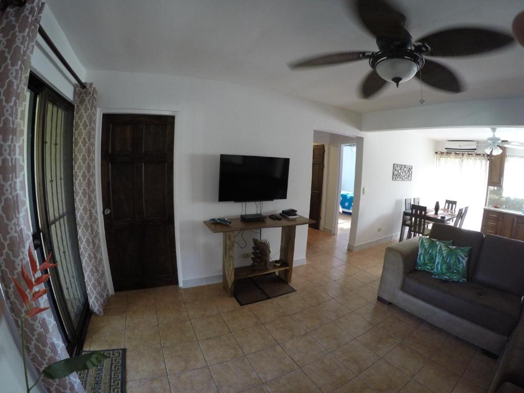 TV a/nebo společenská místnost v ubytování Coco Beach Home