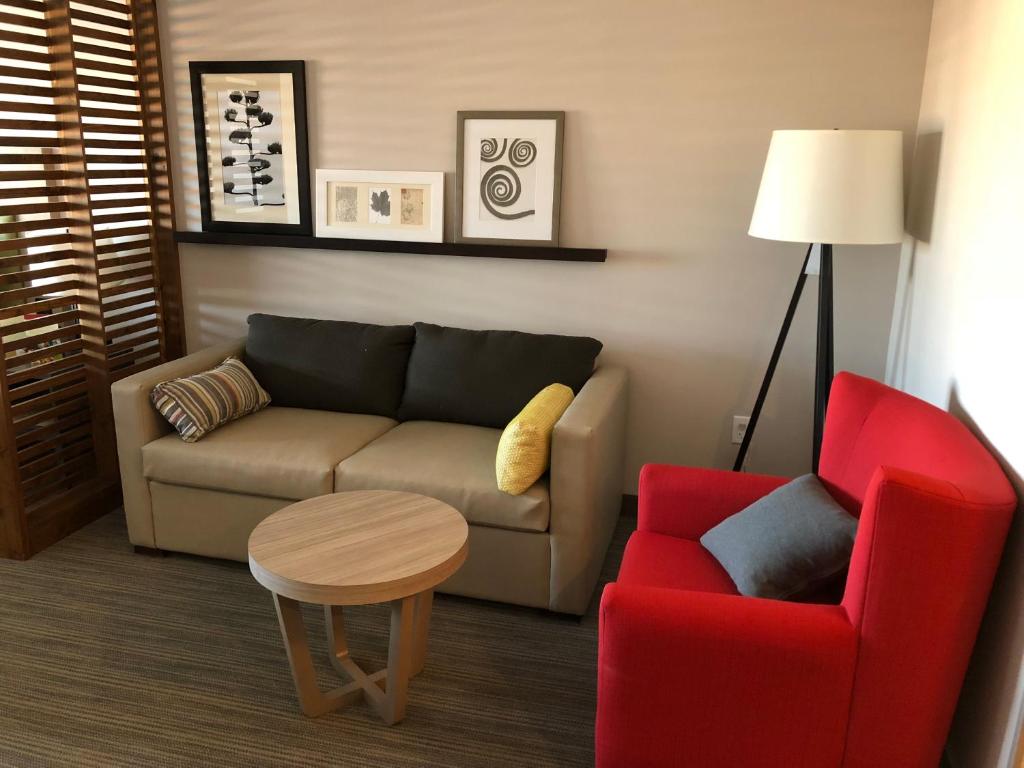 Posezení v ubytování Country Inn & Suites by Radisson, Page, AZ