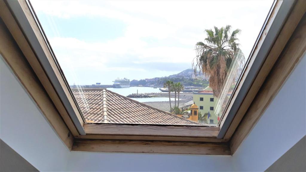 フンシャルにあるCasa da Avó Ireneの水の景色を望む家の窓
