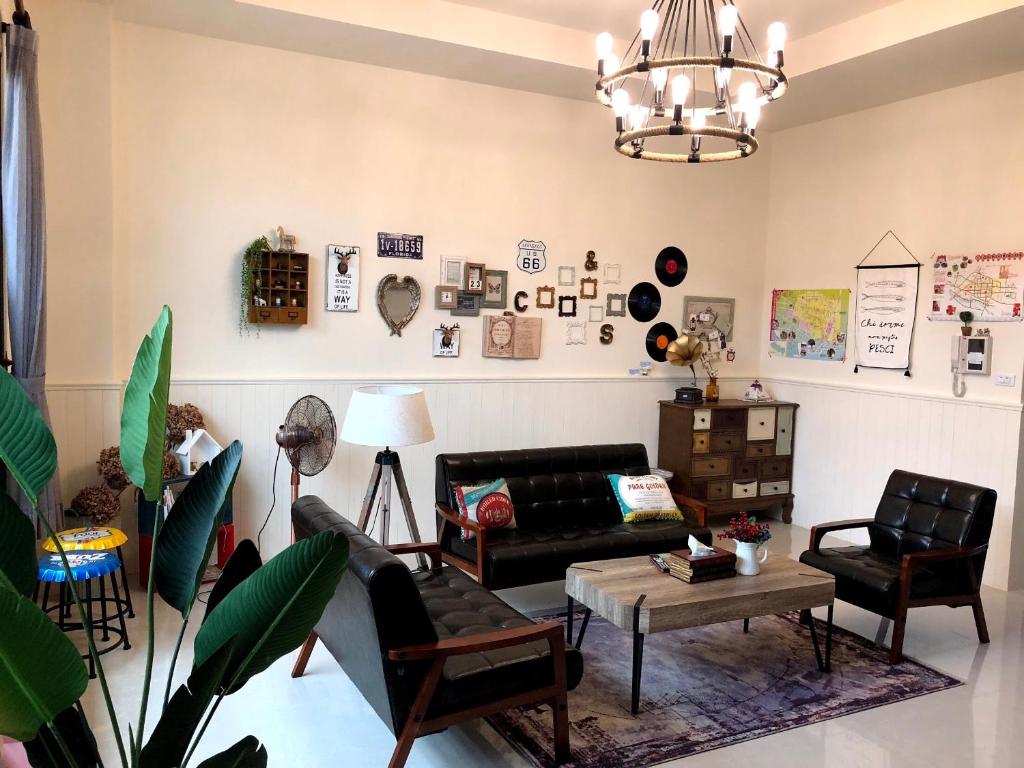 a living room with a couch and chairs and a table at Yo Muma Homestay in T'ien-wei