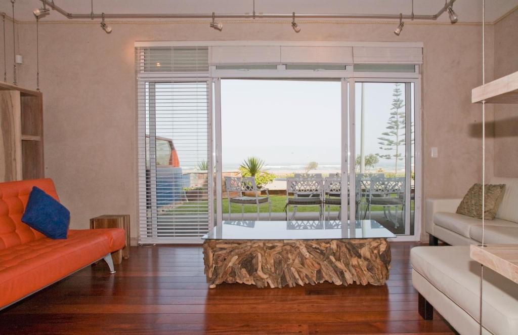 uma sala de estar com um sofá e uma mesa de centro em Atlantik Sicht Apartment em Swakopmund