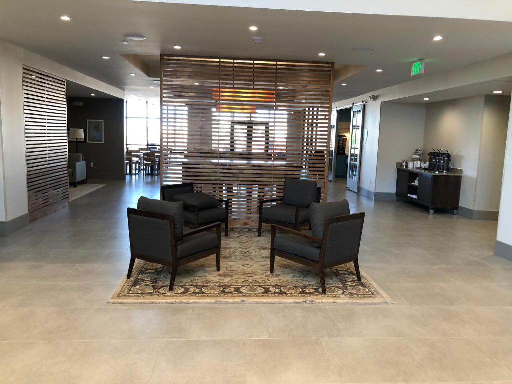 Posezení v ubytování Country Inn & Suites by Radisson, Page, AZ