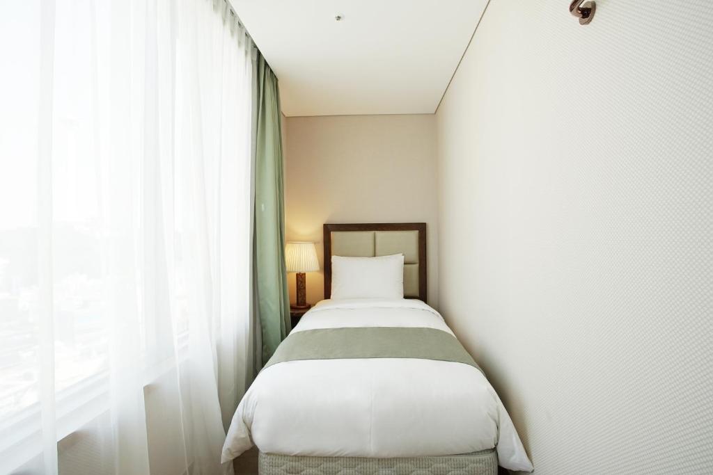 Postel nebo postele na pokoji v ubytování Stanford Hotel Busan