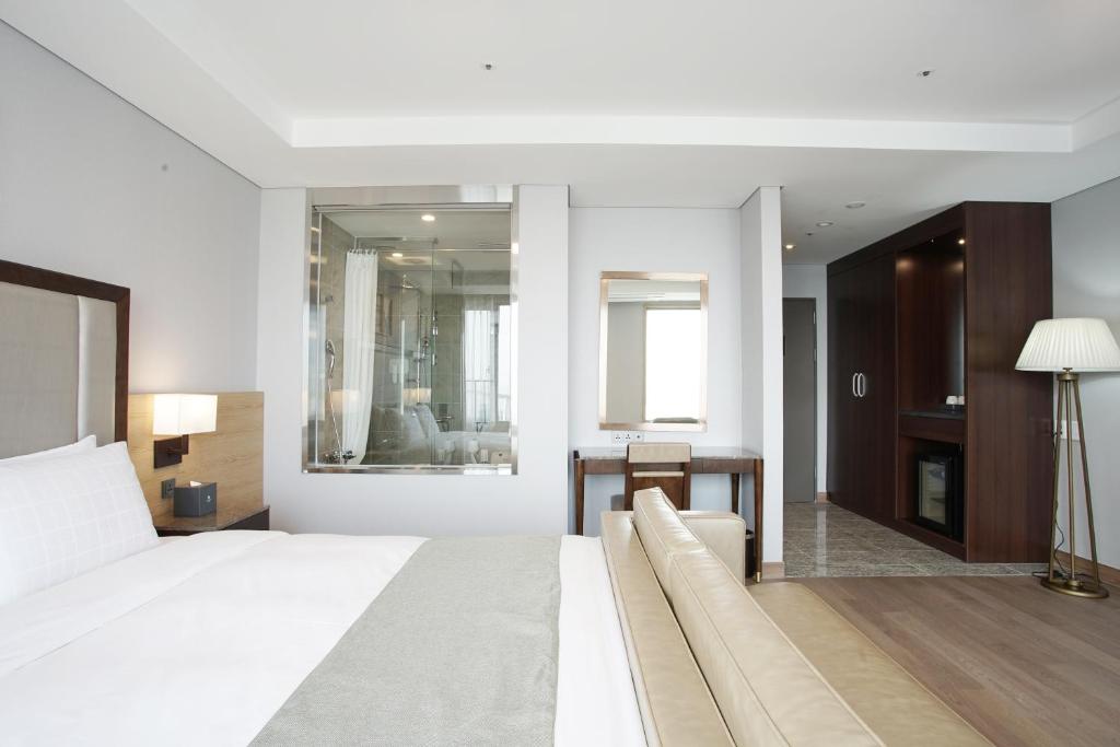 Postel nebo postele na pokoji v ubytování Stanford Hotel Busan