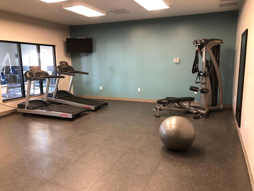 Fitness centrum a/nebo fitness zařízení v ubytování Country Inn & Suites by Radisson, Page, AZ