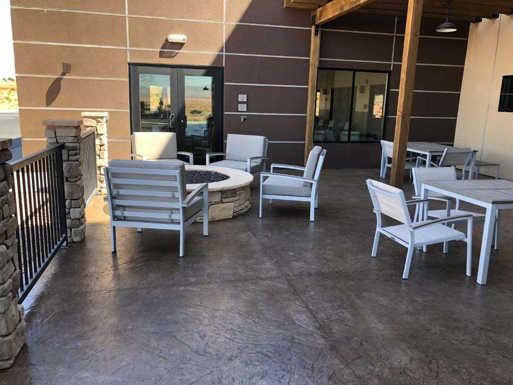 Posezení v ubytování Country Inn & Suites by Radisson, Page, AZ