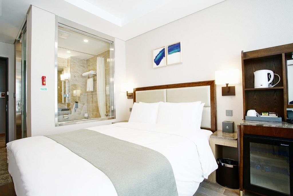 Postel nebo postele na pokoji v ubytování Stanford Hotel Busan