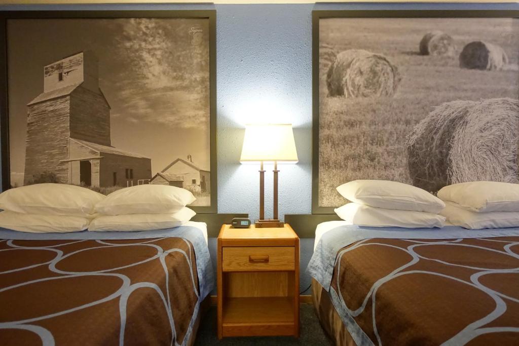 Postel nebo postele na pokoji v ubytování Super 8 by Wyndham Swift Current