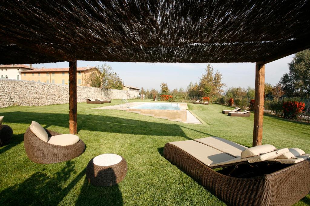 Bazén v ubytování Relais Corte Guastalla Apartments nebo v jeho okolí