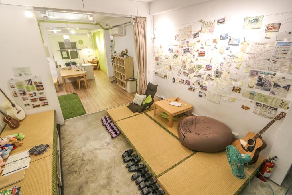 una habitación con una guitarra en la pared y una habitación con una guitarra en T-Life Hostel en Longjing