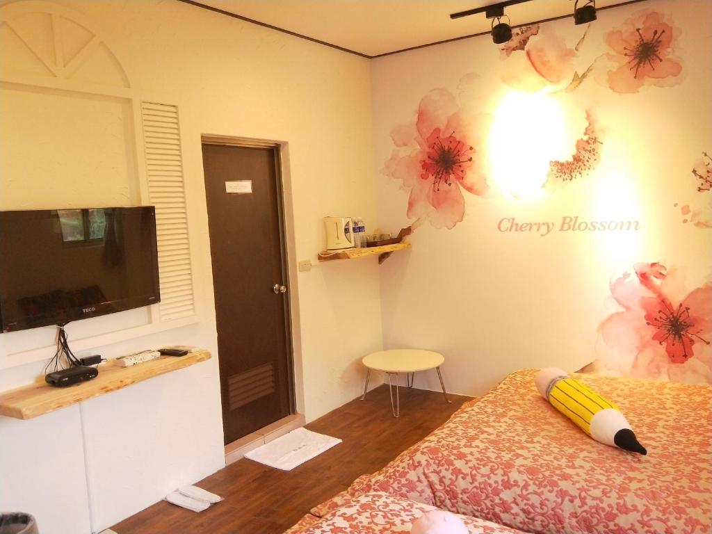 سرير أو أسرّة في غرفة في Guiju Lin Garden Homestay