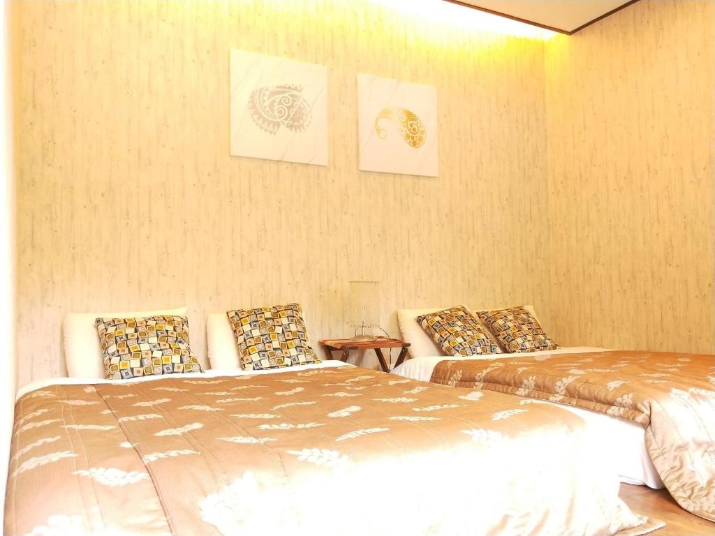 سرير أو أسرّة في غرفة في Guiju Lin Garden Homestay