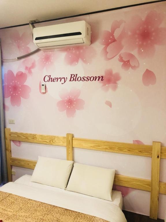 سرير أو أسرّة في غرفة في Guiju Lin Garden Homestay