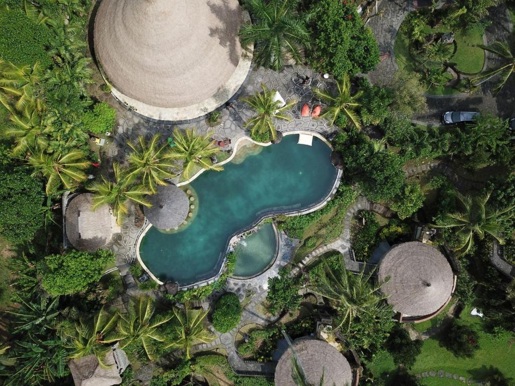 Bazén v ubytování Taman Wana Resort Palasari nebo v jeho okolí