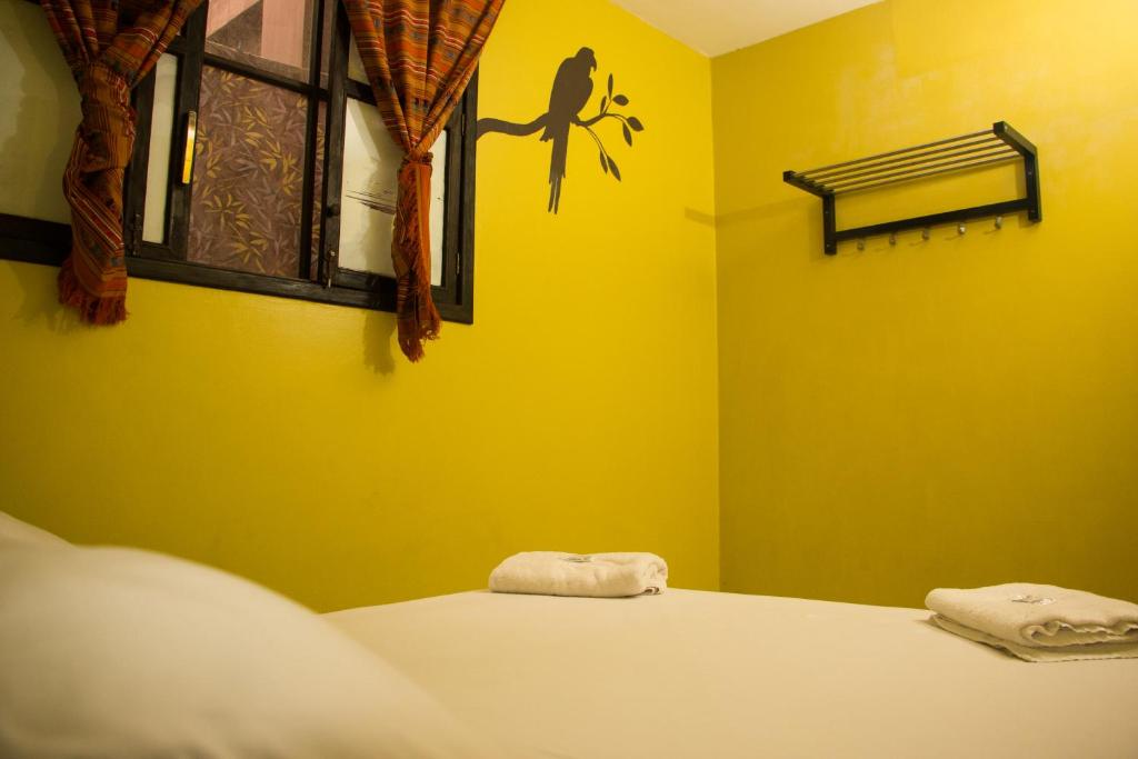 Postel nebo postele na pokoji v ubytování Dreamkapture Hostel close to the airport and bus terminal