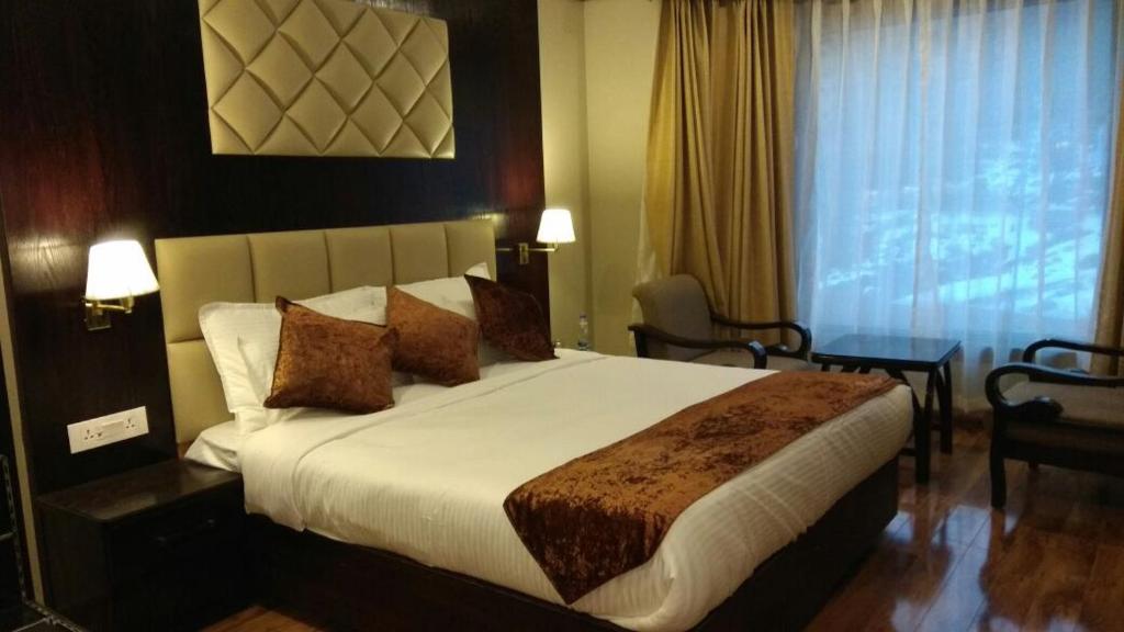 Royal Hillton Pahalgam - Room King Con Mountain View