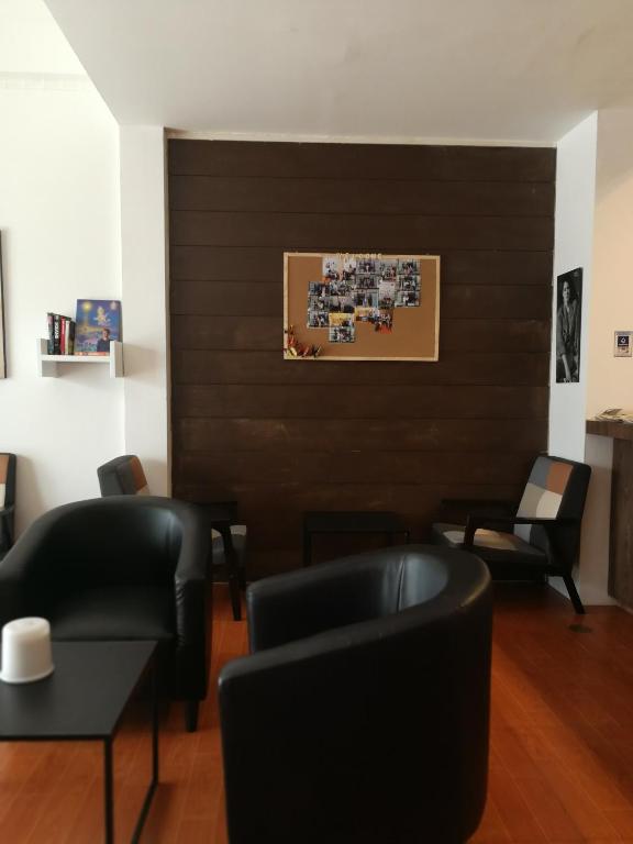 Posezení v ubytování F Plus F Hostel
