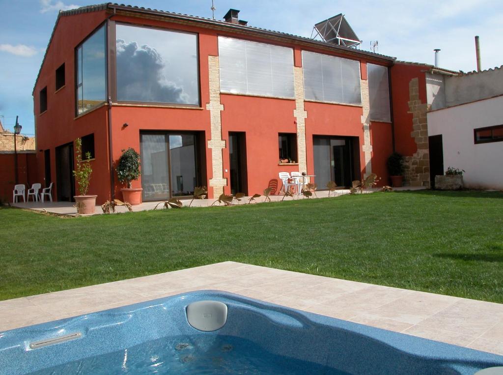 una casa con piscina frente a ella en Los Chicos de Lastanosa Hotel y Restaurante, en Lastanosa
