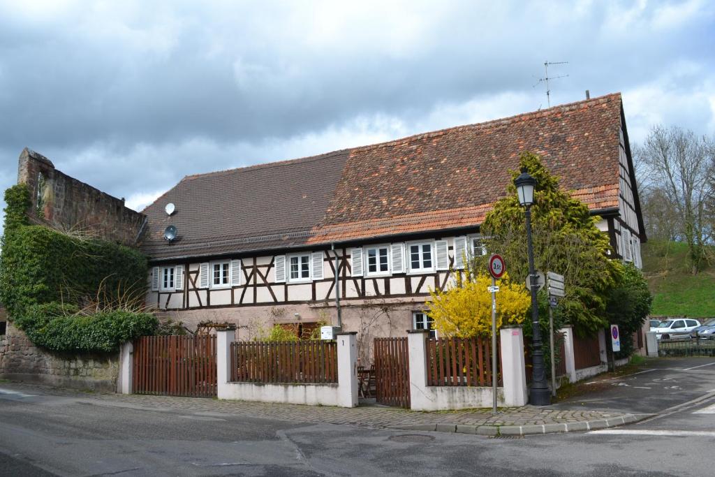 una casa blanca y negra con una valla en Ferienhaus Pfistermühle en Wissembourg