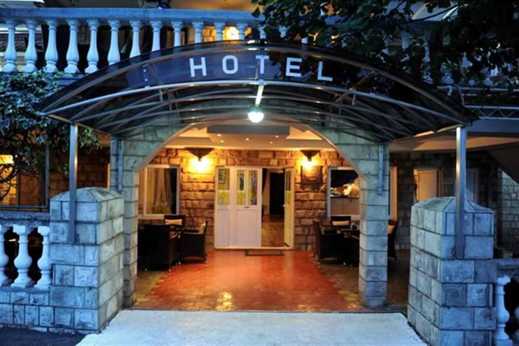 Zugang zu einem Hotel mit einem Schild, das das Hotel liest in der Unterkunft Hotel Evropa in Podgorica