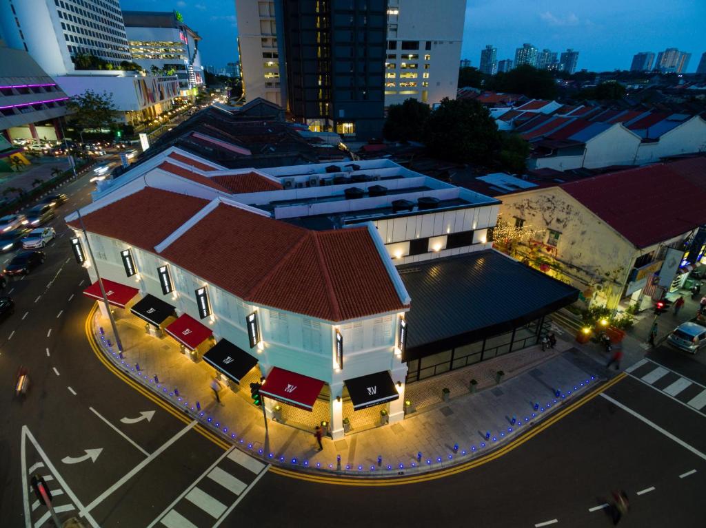 widok na budynek w mieście w nocy w obiekcie Magazine Vista Hotel by PHC w mieście George Town