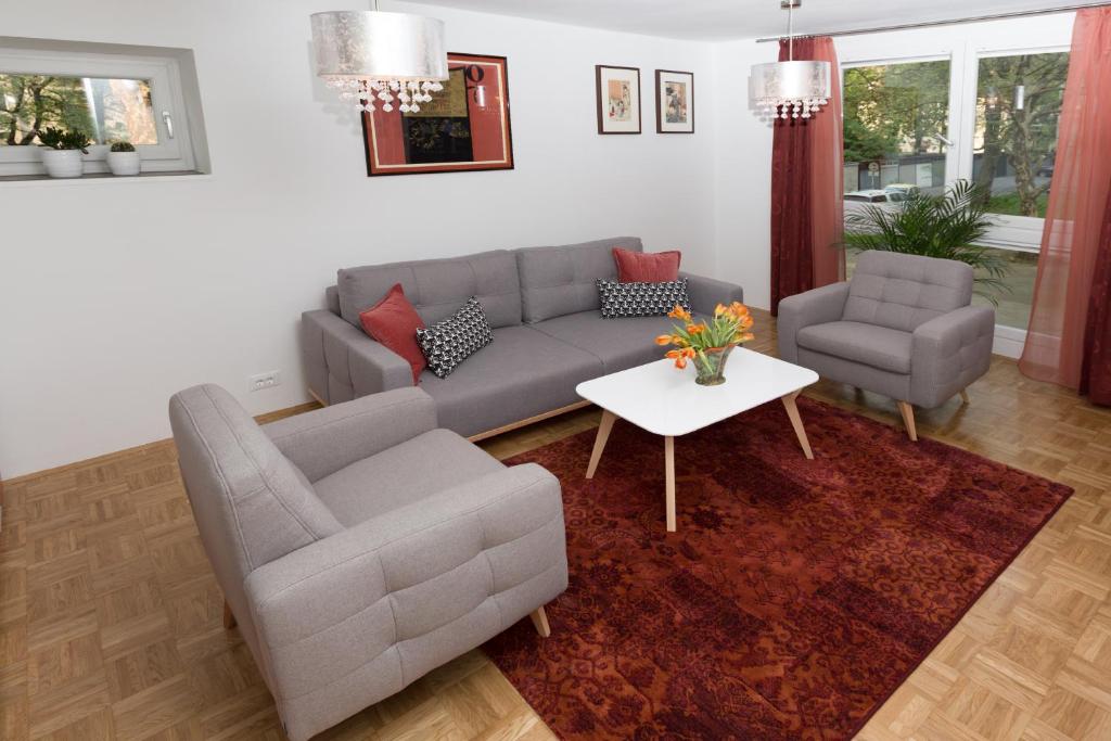 uma sala de estar com um sofá e uma mesa em Evelina's place em Ljubljana