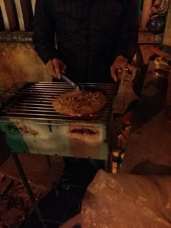 Gril dostupný pro hosty v hostelu