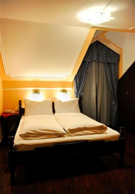 Katil atau katil-katil dalam bilik di Hotel Evropa