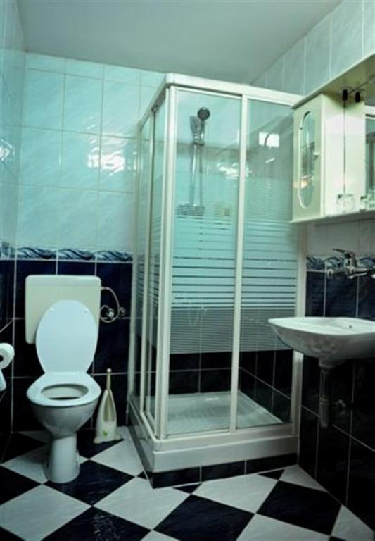 Bilik mandi di Hotel Evropa