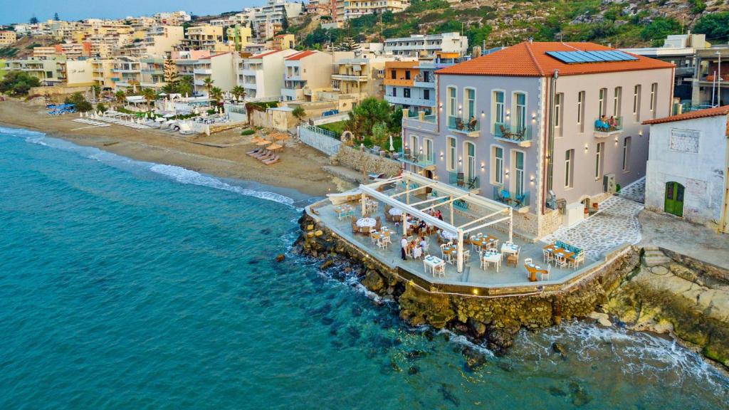 una vista aerea di un resort vicino all'oceano di Thalassa Boutique Hotel a Rethymno