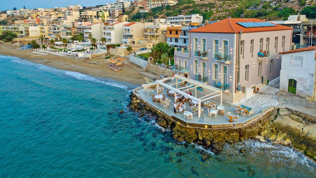 - une vue aérienne sur un complexe à côté de l'océan dans l'établissement Thalassa Boutique Hotel, à Réthymnon