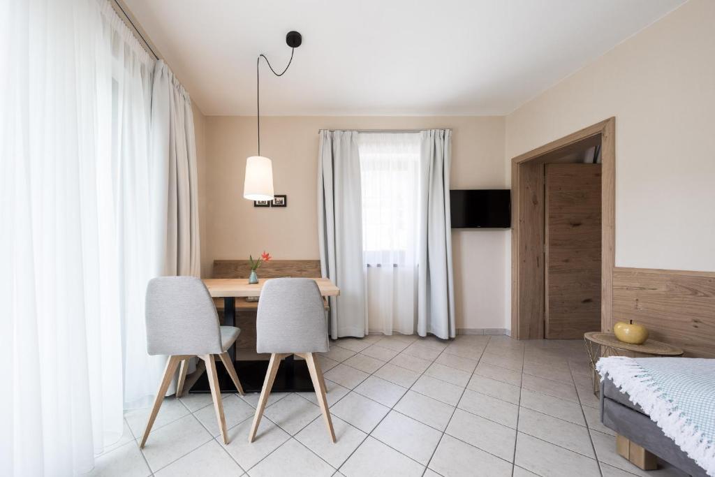 Telewizja i/lub zestaw kina domowego w obiekcie Weingut Weidlhof - Suite & Breakfast - Vacation for wine lovers