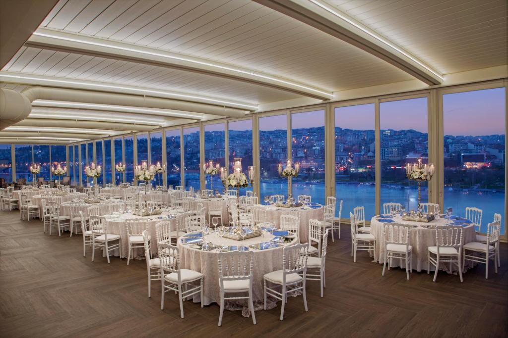 Bazén v ubytování Lazzoni Hotel nebo v jeho okolí