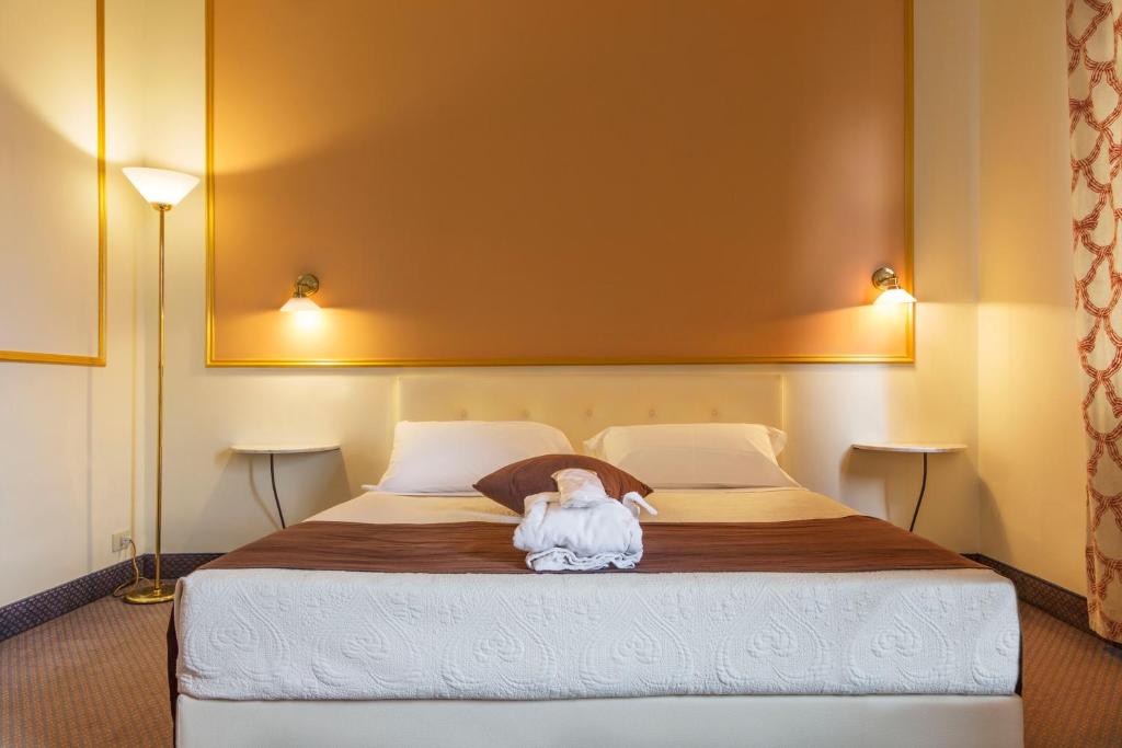Postel nebo postele na pokoji v ubytování Hotel Ponte di Rialto